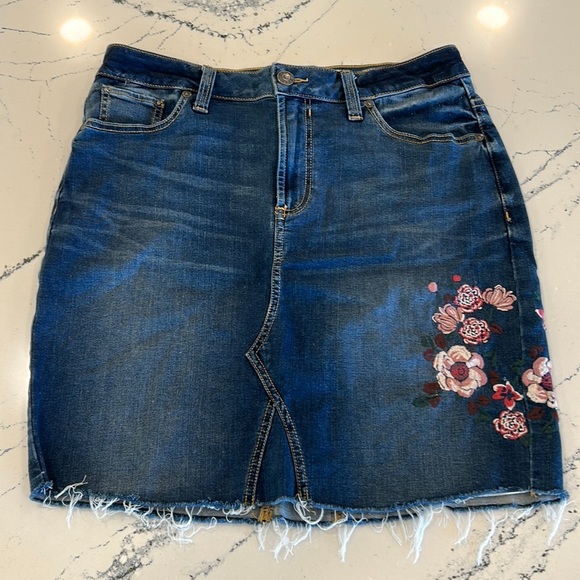 Seven Jean Skirt w/ Embroidered Flowers and Decorative Back Pockets sz.12 or 14 - Picture 1 of 11